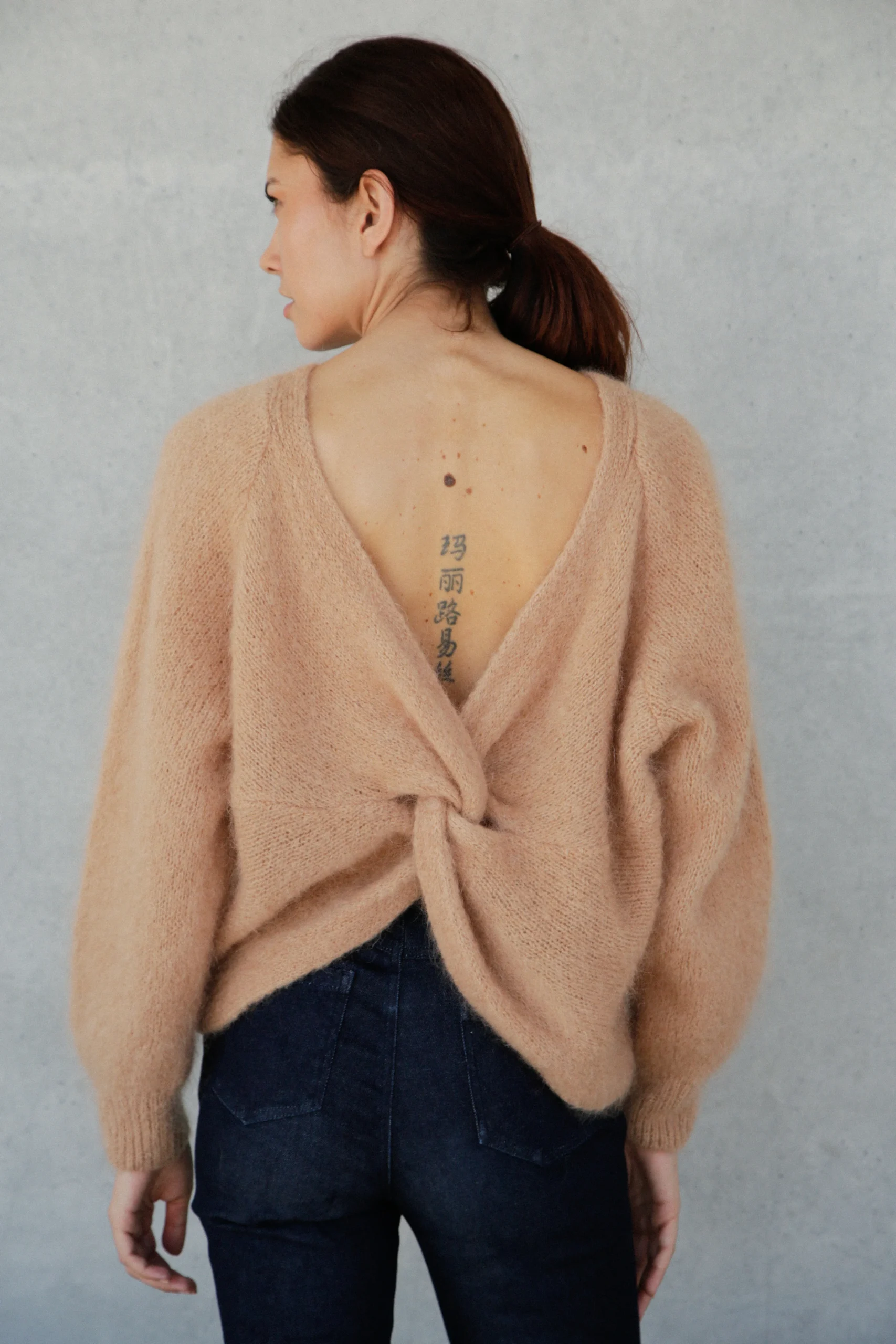Pull en mohair Flore dos noué Noisette – Image 3
