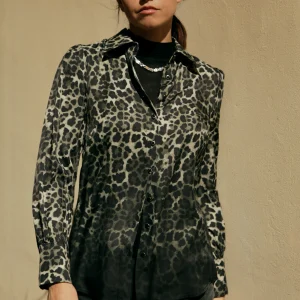 Chemise Aimé en viscose manches longues imprimé léopard Kaki