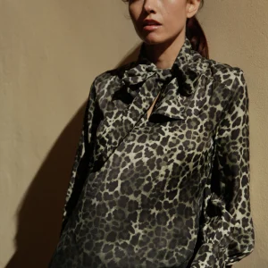 Blouse Mia col lavallière imprimé léopard Kaki