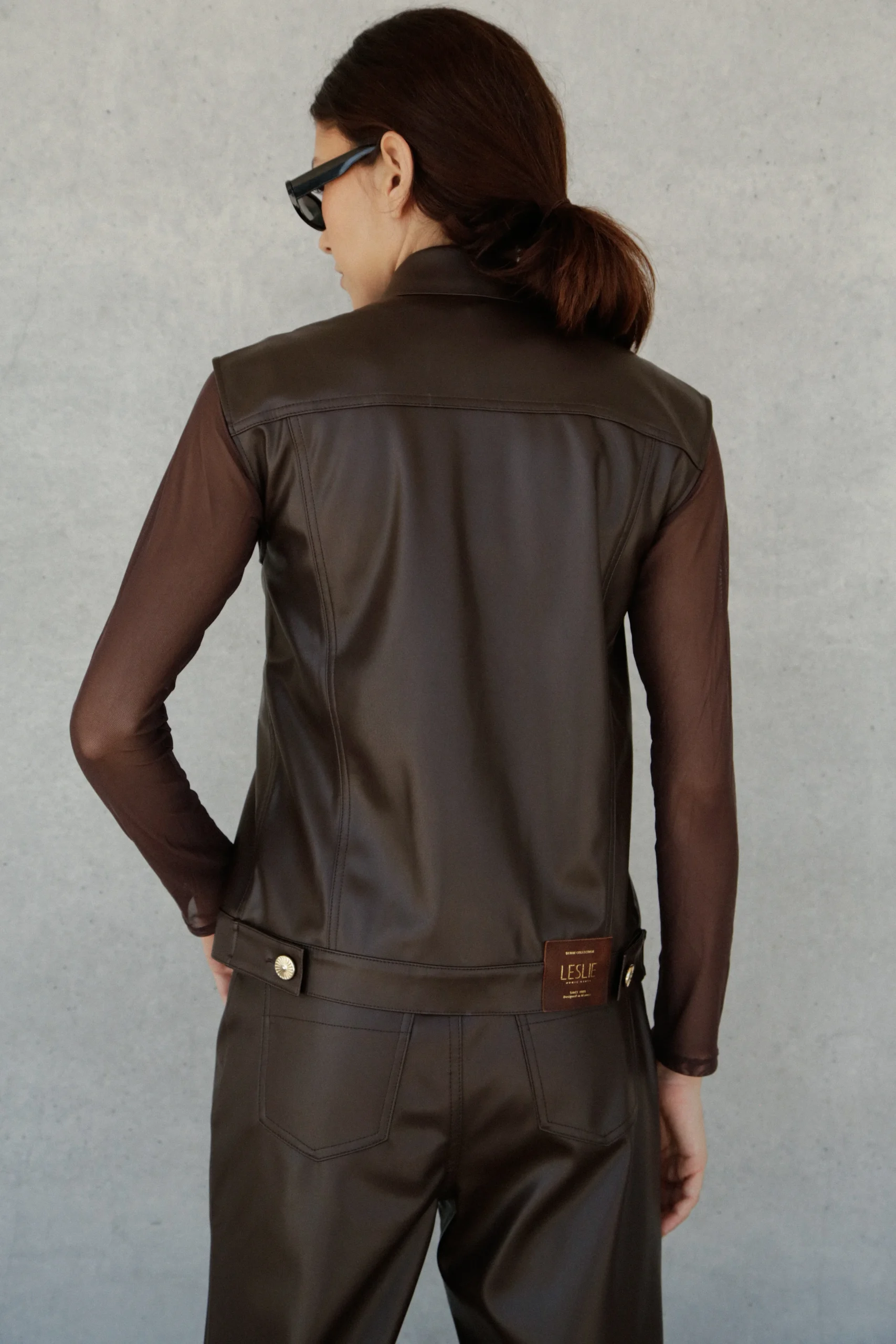 Veste Noa sans manches cuir vegan Moka – Image 3