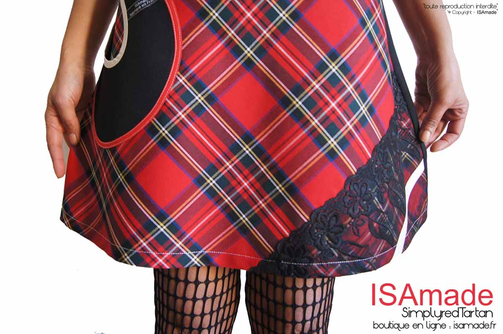Robe carreaux écossais rouge tartan noire dentelle résille fleurie – Image 3