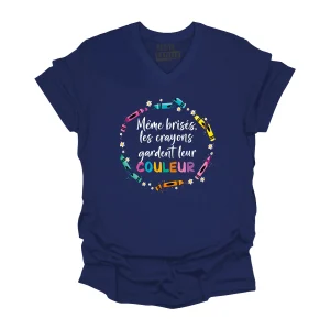 TSHIRT COL en V | Même brisés, les crayons gardent leur couleur