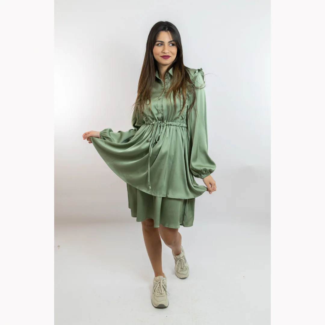 Robe courte satinée boutonnée à volants – Image 6