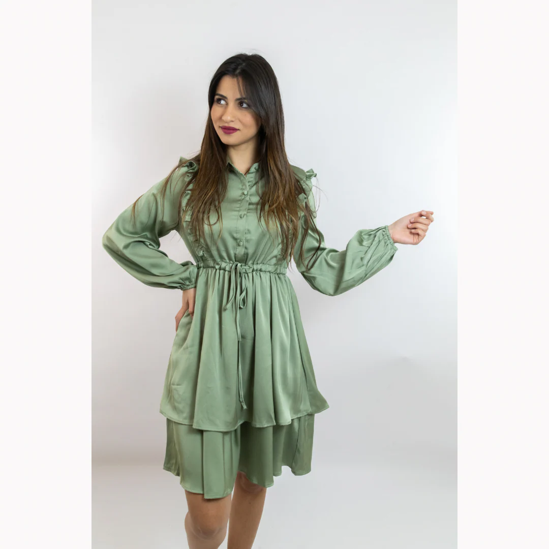 Robe courte satinée boutonnée à volants – Image 8