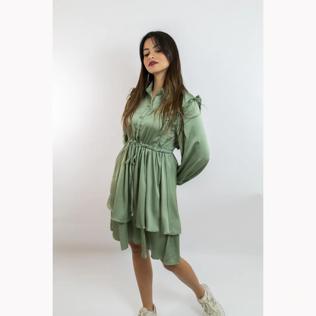 Robe courte satinée boutonnée à volants – Image 7