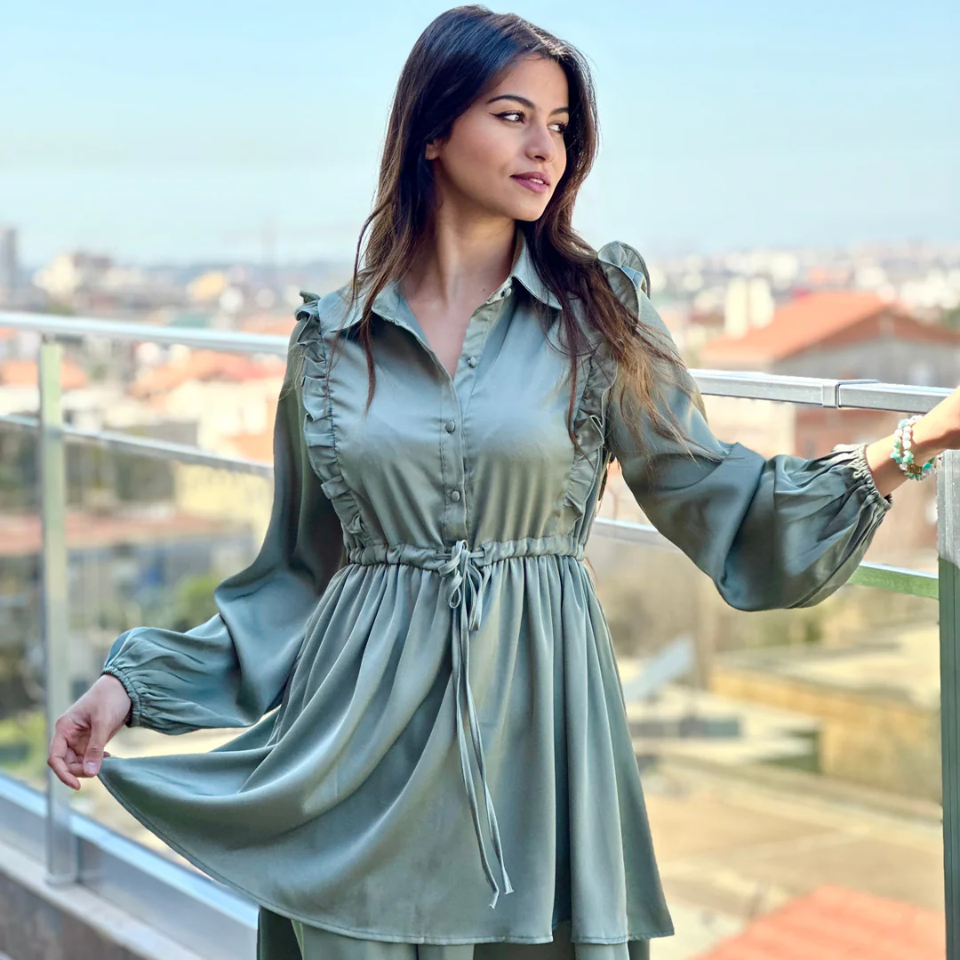 Robe courte satinée boutonnée à volants – Image 2
