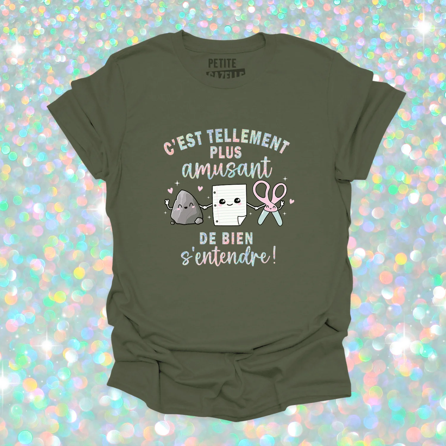 T-SHIRT COL ROND | C'est tellement plus amusant de bien s'entendre (Holographique) – Image 8