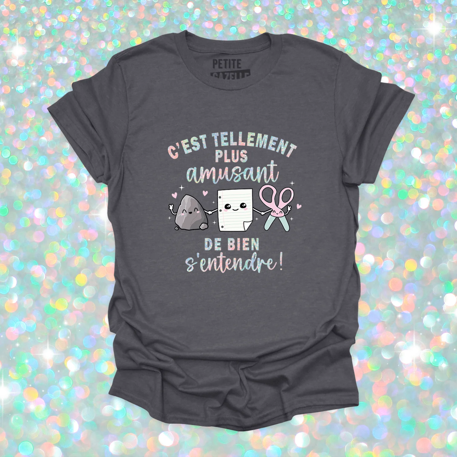 T-SHIRT COL ROND | C'est tellement plus amusant de bien s'entendre (Holographique) – Image 2