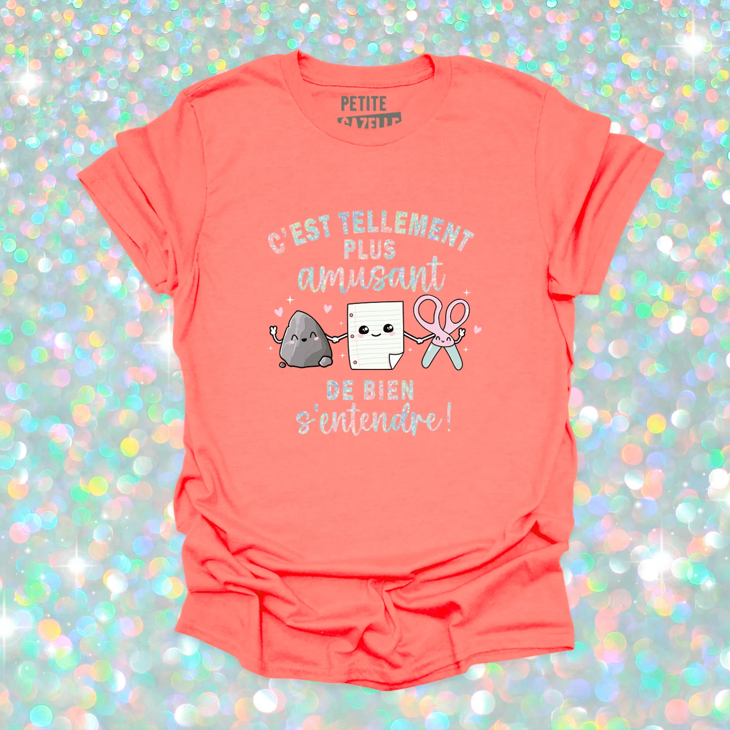 T-SHIRT COL ROND | C'est tellement plus amusant de bien s'entendre (Holographique) – Image 6